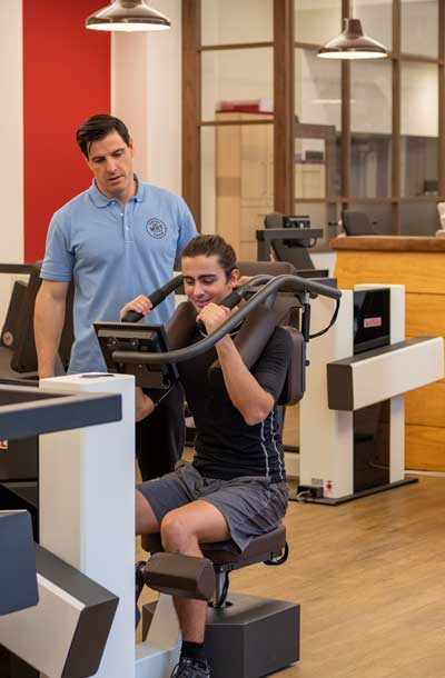 Rückenübungen rumpfnah durchführen